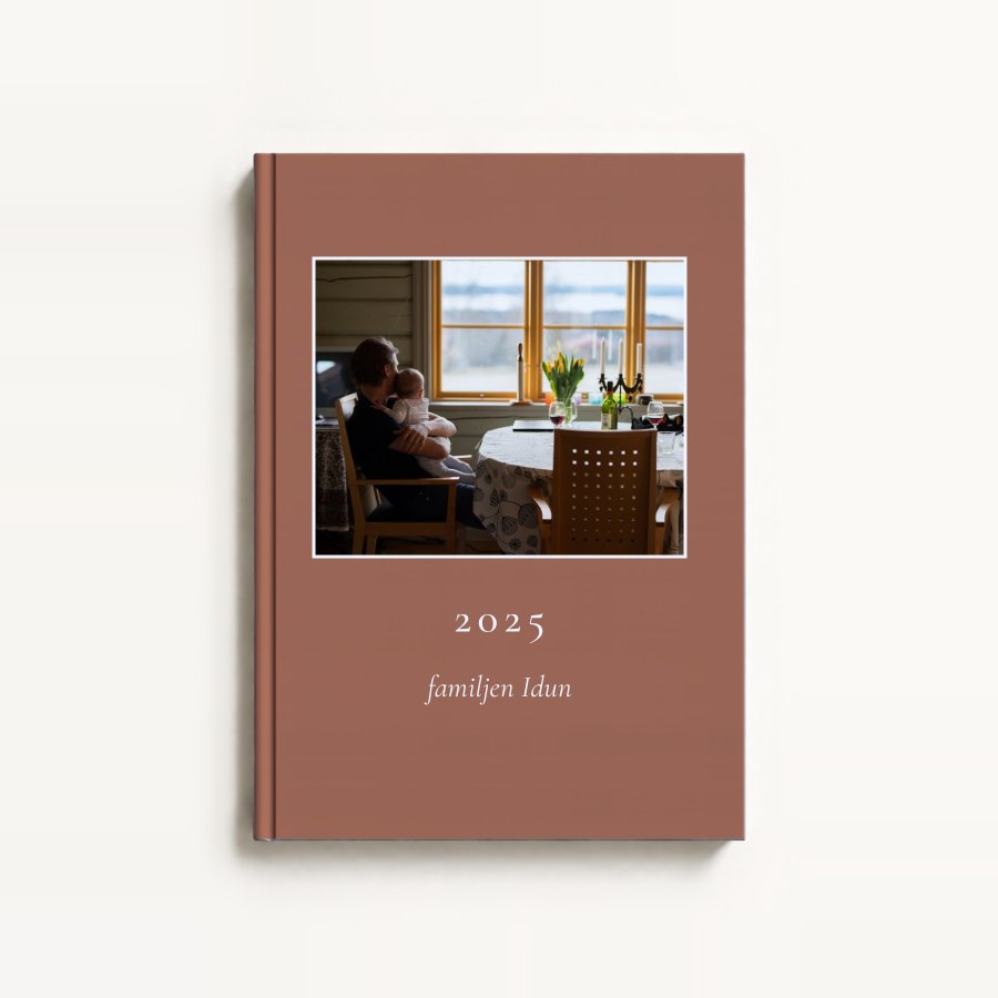 Idun books Årsboken, Liggande bild i tonen Lera, med titeln 2025.