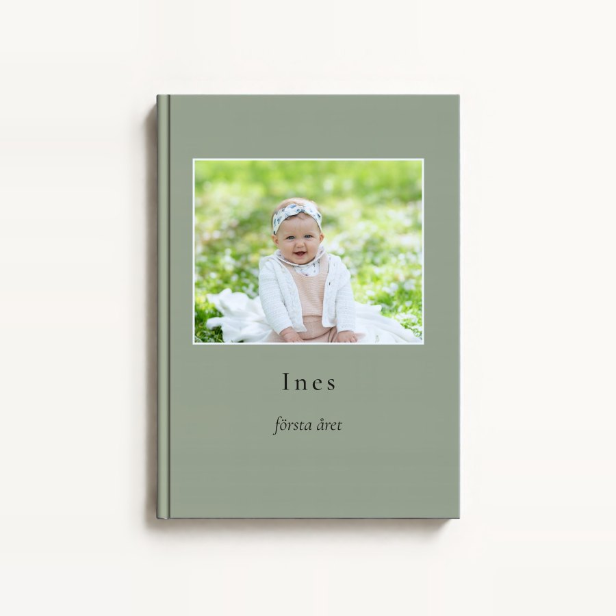 Idun books Barnets första år, Liggande bild i tonen Salvia, med titeln Ines.